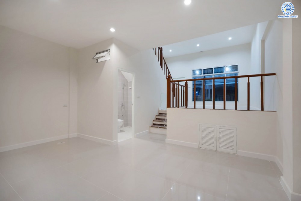 บ้านมือสองตกแต่งใหม่ โครงการ ไชน่าทาวน์ รามอินทรา8 เนื้อที่ 22 ตร.ว. ฟังก์ชัน 3 ห้องนอน 3 ห้องน้ำ 1 ที่จอดรถ บนทำเลศักยภาพ เชื่อมต่อถนนรามอินทรา ถนนลาดปลาเค้า ถนนเกษตรนวมินทร์ ใกล้รถไฟฟ้าสายสีเชียว "สถานีเสนานิคม" และทางด่วน "ฉลองรัช"